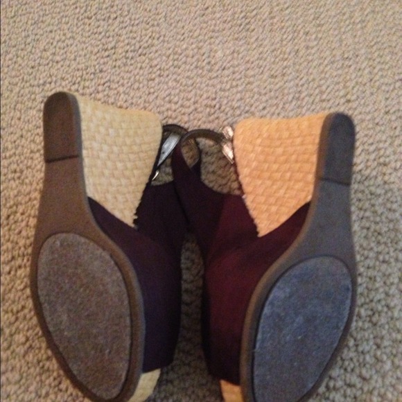 ~SOLD~ Steve Madden brown raffia wedges - Picture 4 of 4