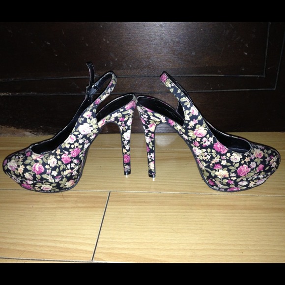 ❌SOLD IN BUNDLE❌Flower print sling back heels - Picture 2 of 3
