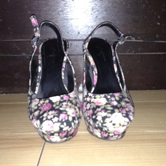 ❌SOLD IN BUNDLE❌Flower print sling back heels - Picture 3 of 3