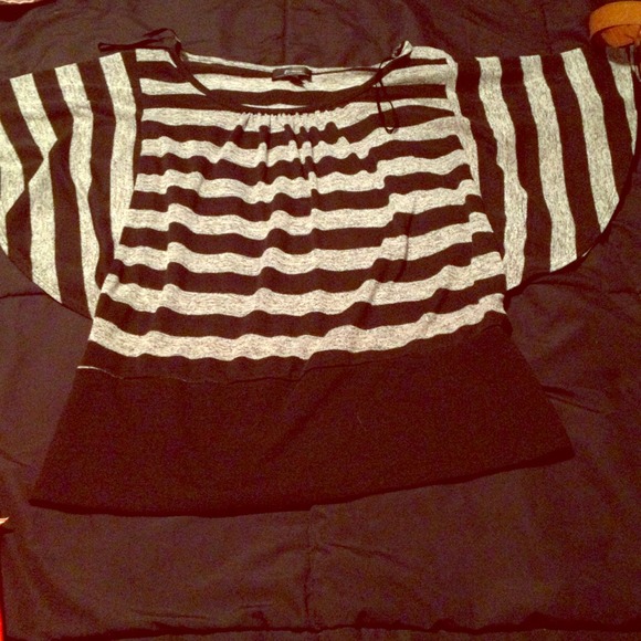 ⛔Reduced ⛔Extremely cute flowy sleeved top.