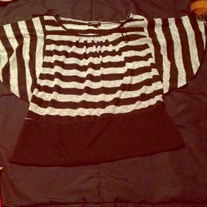 ⛔Reduced ⛔Extremely cute flowy sleeved top.