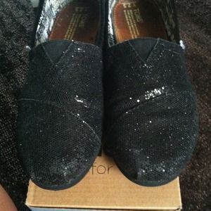 Black glitter toms