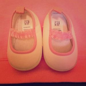 NWOT Gap newborn Girl shoes