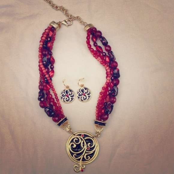 SOLD Extravogent Chicos Necklace-earrings