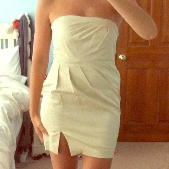 Cream colored strapless dress w pockets and zipper