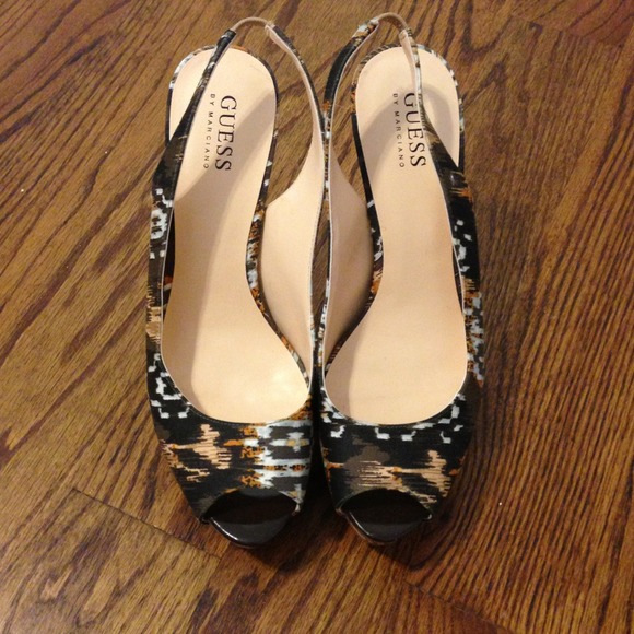 Guess Pumps