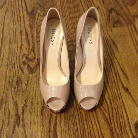 Guess Pumps