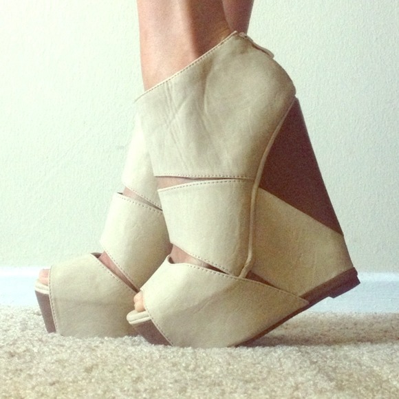 ✨Beautiful Suede Wedge Platform✨