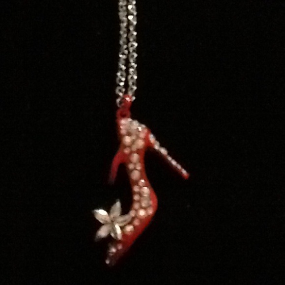 18in red shoe necklace w rindstone