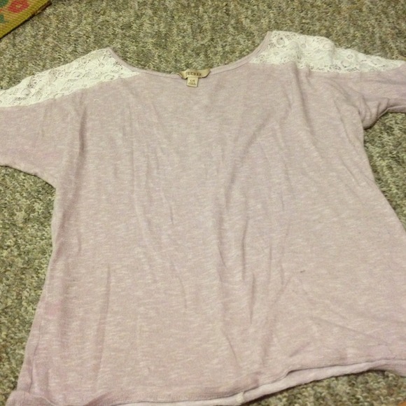 Light purple, lacy, quarter sleeve shirt! Large