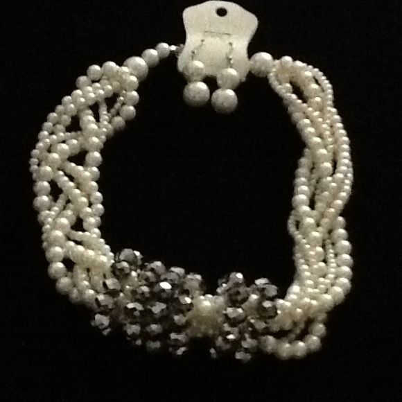 White pearl necklace with silver accents