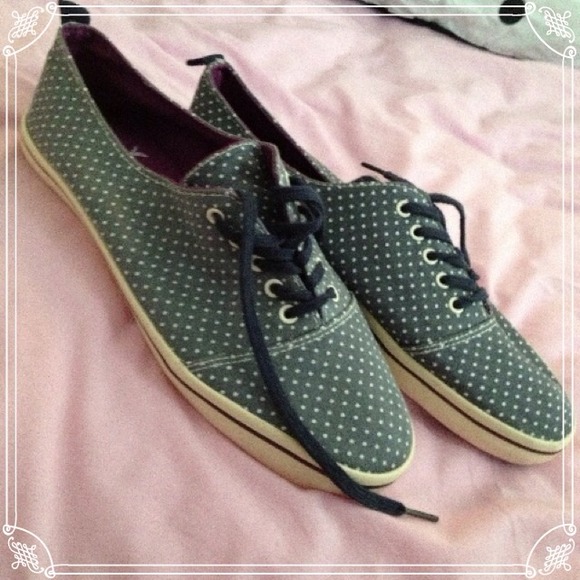 American Eagle Outfitters; Navy Tennis Shoes
2522