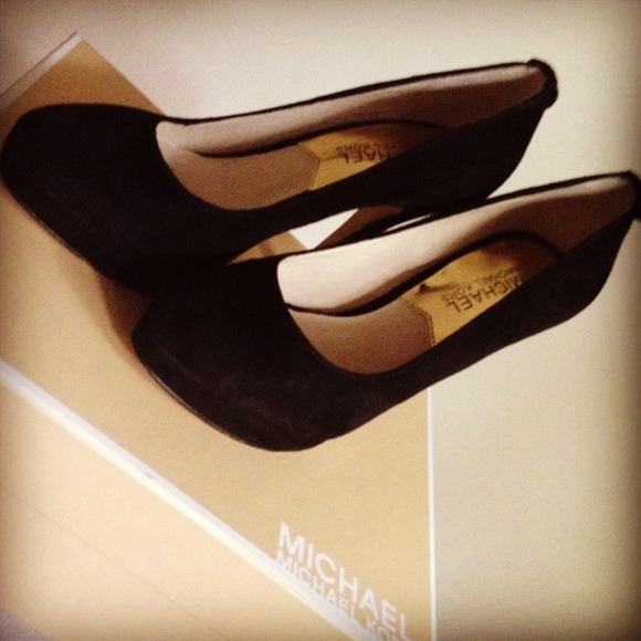 MICHAEL KORS: JET BLACK YORK PUMPS!^.^