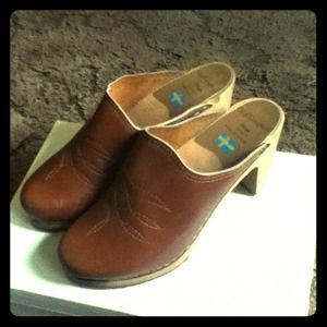 Cute vintage clogs