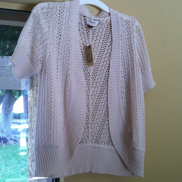 ***SOLD IN THE BUNDLE*** 100% cotton top - Picture 2 of 3