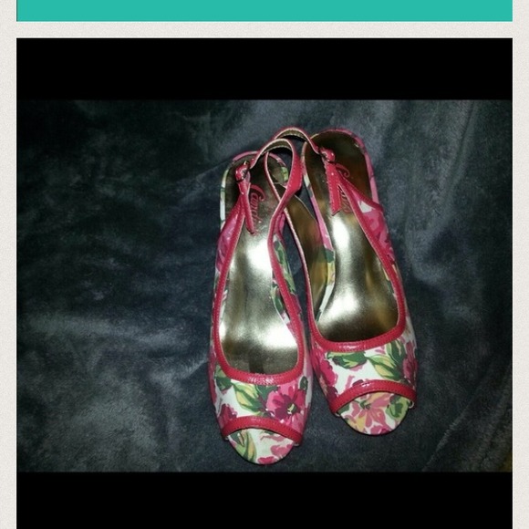 9 1/2 heels HOLD - Picture 2 of 4