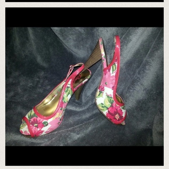 9 1/2 heels HOLD - Picture 3 of 4