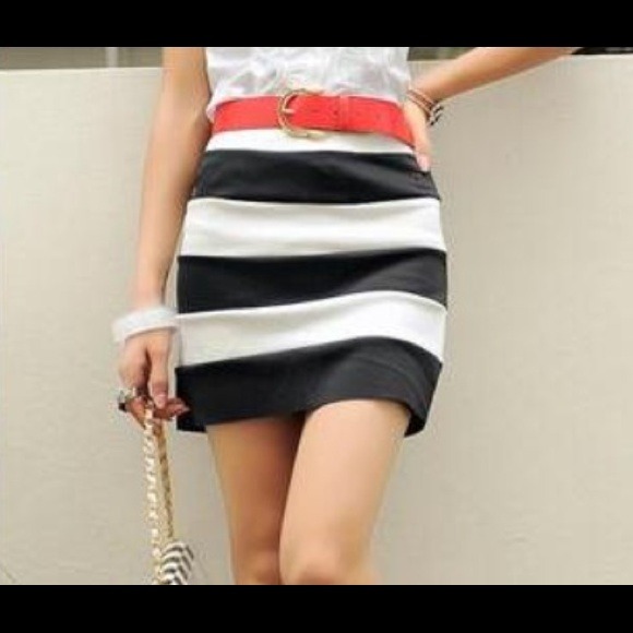 ✨💖Host Picks💖✨Black and white bandage mini skirt - Picture 2 of 3