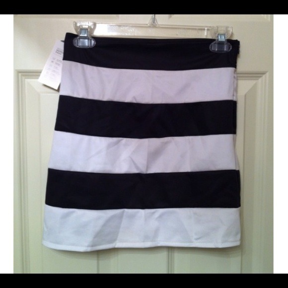 ✨💖Host Picks💖✨Black and white bandage mini skirt - Picture 3 of 3