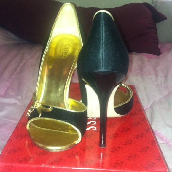 ❌SOLD❌ Black and Gold peep toe pump - Picture 2 of 3