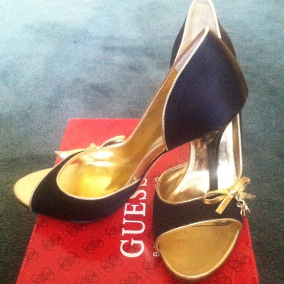 ❌SOLD❌ Black and Gold peep toe pump - Picture 3 of 3