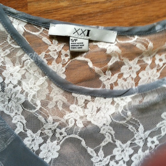 X SOLD X NWOT Bow pattern FOREVER 21 blue top! - Picture 2 of 4