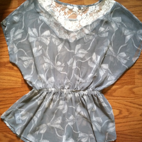X SOLD X NWOT Bow pattern FOREVER 21 blue top! - Picture 3 of 4