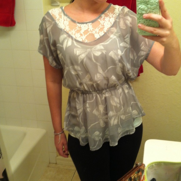 X SOLD X NWOT Bow pattern FOREVER 21 blue top! - Picture 4 of 4