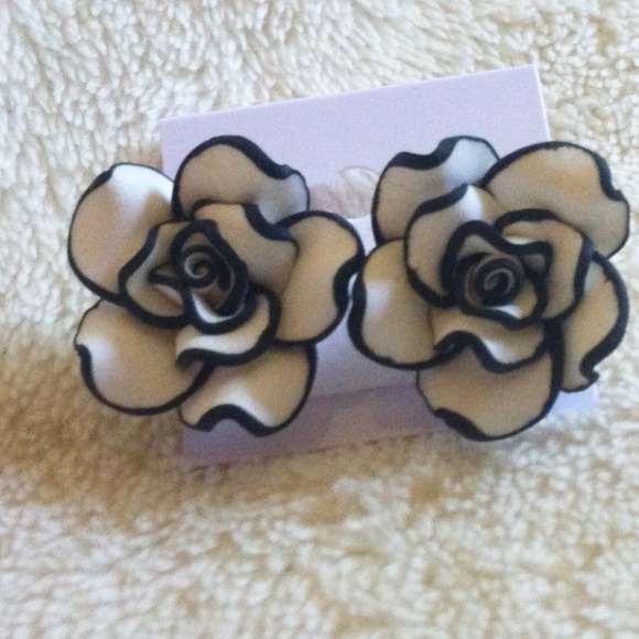 SOLD🌻Chic Black and White Flower Earrings🌻