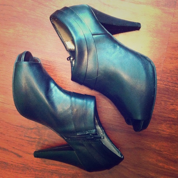 💥REDUCED💥 Peep Toe Booties