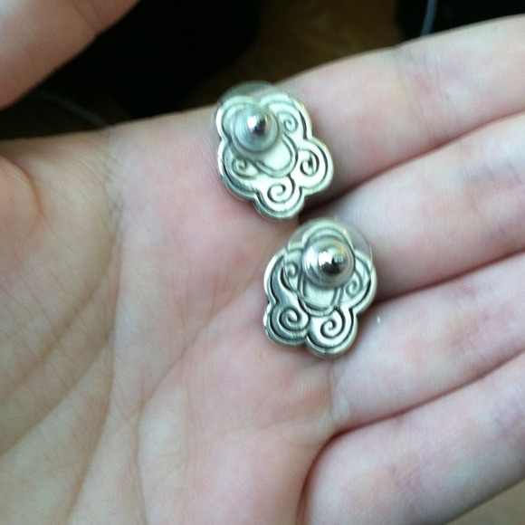 X SOLD X BRIGHTON Flower Earrings with black stone - Picture 2 of 2