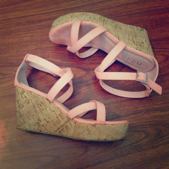💥REDUCED💥 Strappy Pink Wedges