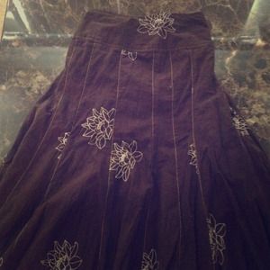 Size 8 beautiful flowing, shin length skirt!