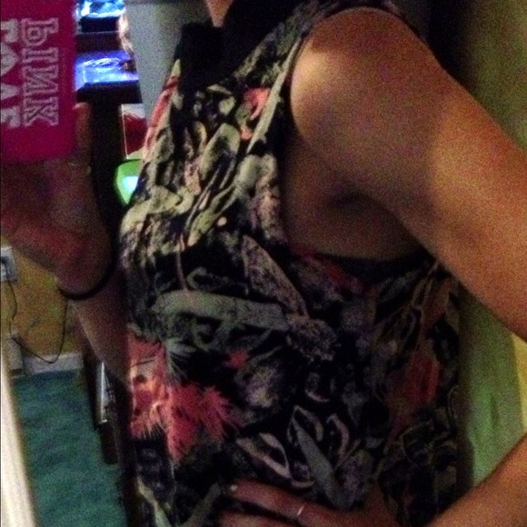 🚫SOLD IN BUNDLE🚫Vintage top! - Picture 2 of 4