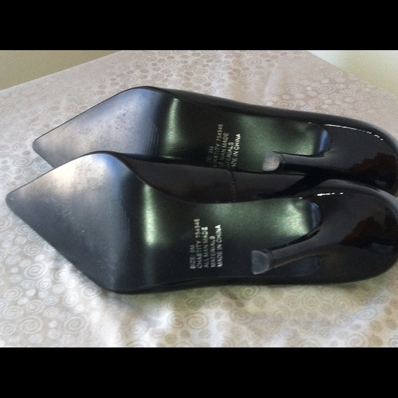 🚫SOLD🚫 TIMELESS!!! Black Patent Leather Pumps - Picture 2 of 4