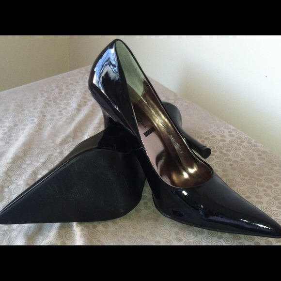 🚫SOLD🚫 TIMELESS!!! Black Patent Leather Pumps - Picture 4 of 4