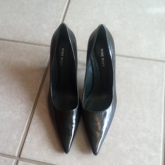 Green pointy toe heel