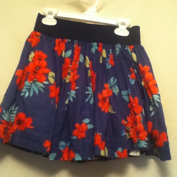 Hollister flows skirt