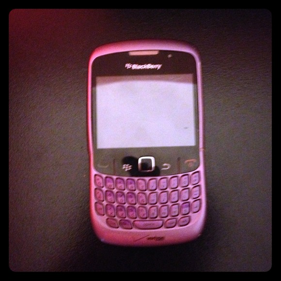 PURPLE BLACKBERRY WITH CHARGER!💜