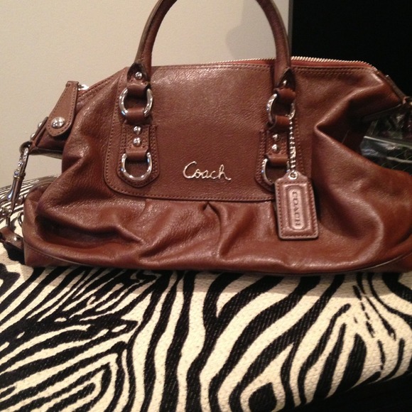 ✂PRICE CUT ✂Coach purse (can negotiate price)