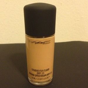 Lightly Used MAC Studio Fix Fluid SPF 15 in NC40