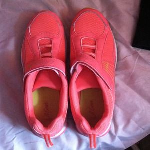 LA gear tennis shoes