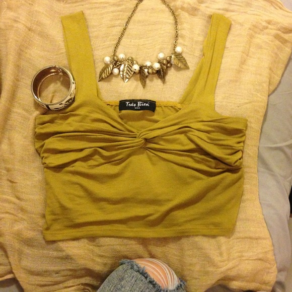Musta Tres Bien belly top