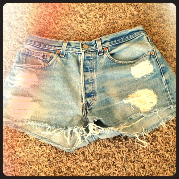 Lightwash lightly destroyed high waist Levi shorts