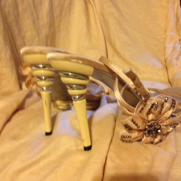 Shoes - Picture 2 of 3