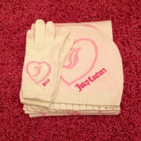 Gloves scarf and hat set
