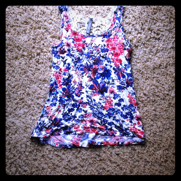 👍Reduced👍NWOT FULL TILT crochet back tank!