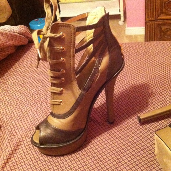 Pair of heels, Bakers is the brand, size 7 - Picture 1 of 4