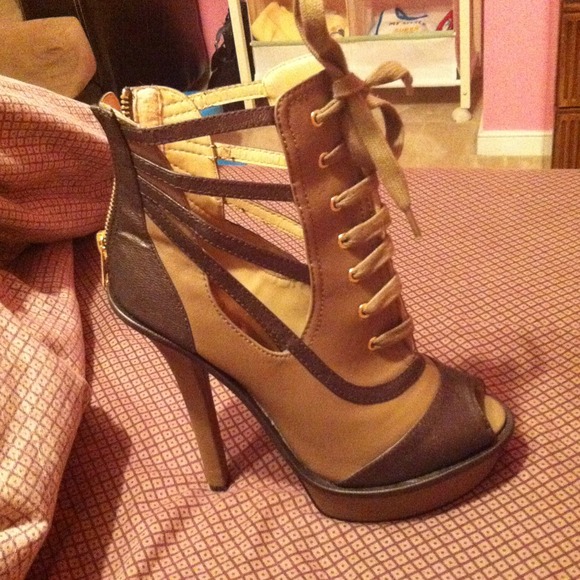 Pair of heels, Bakers is the brand, size 7 - Picture 2 of 4