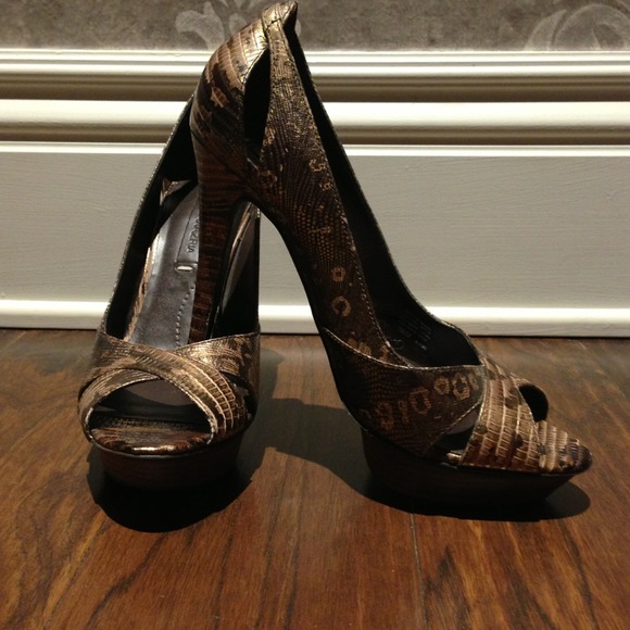 BCBG MAX AZRIA bronze python print Shoes Sz 7 - Picture 2 of 3